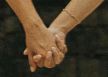 Mains enlac&eacute;es